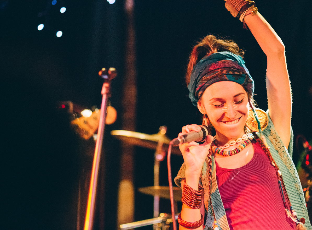 The 2018 Guide to Performing & Visual Arts Colleges Young woman singing with a rock band