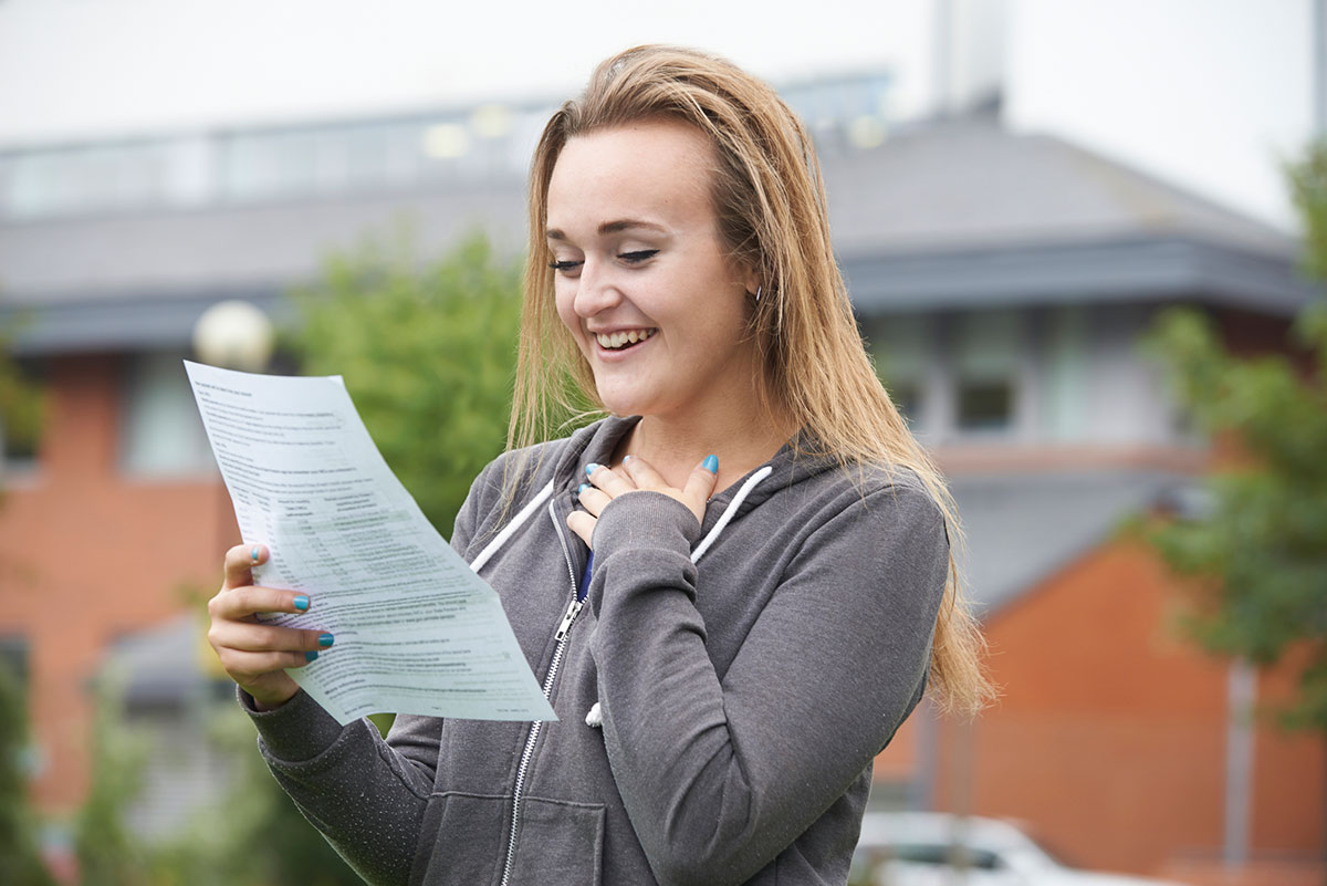 How to Compare College Financial Aid Letters and Choose the Right School financial-aid-college
