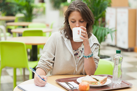 Eating Healthy in College Without a Kitchen Eating Healthy in College Without a Kitchen